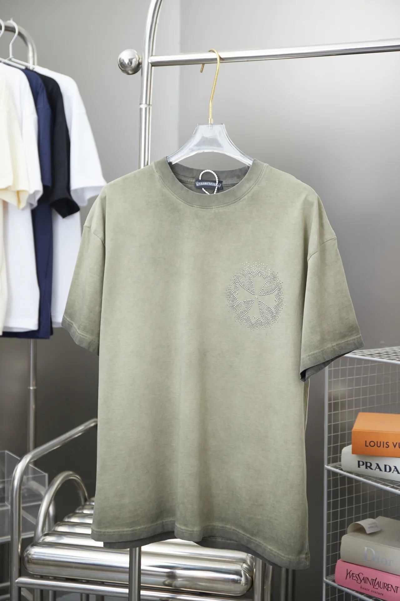 🅿️220 Chrome Hearte 25SS early spring new model, hot diamond short sleeves, light luxury, a must-have item for daily commuting for men and women, correct version, welcome to compare, detailed features · 280 grams of 100% pure cotton double yarn jersey fabric · Special thickened 32 pieces of double-strand 1X1 thread in the same vat · Imported Australian matte pearlescent diamonds. Ready-made garments are dyed and then faded and fried with snowflakes. Then wash to make it look old. General washing improves the effect · Double-needle stitching across seams · Original main mark, washed tag, branded moisture-proof paper packaging Color: black/apricot/grey/military green Size: S/M/L/XL